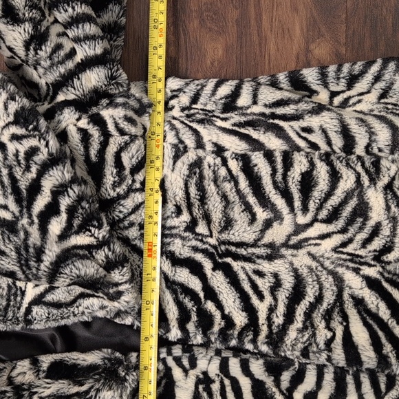 Alice + Olivia Black and White Faux Fur Jacket - Picture 5 of 6